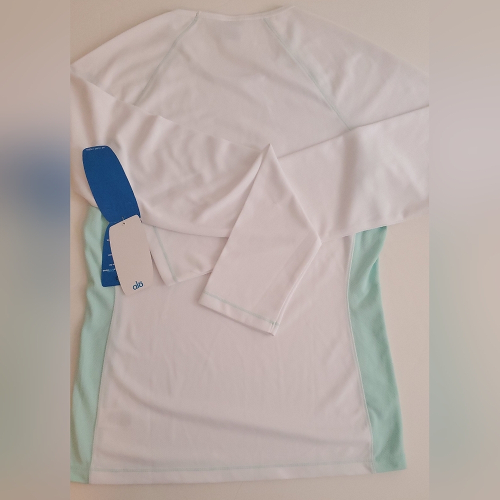 ALO Yoga Women's White and Mint Long Sleeve Top. Alo CoolFit. - Picture 4 of 15